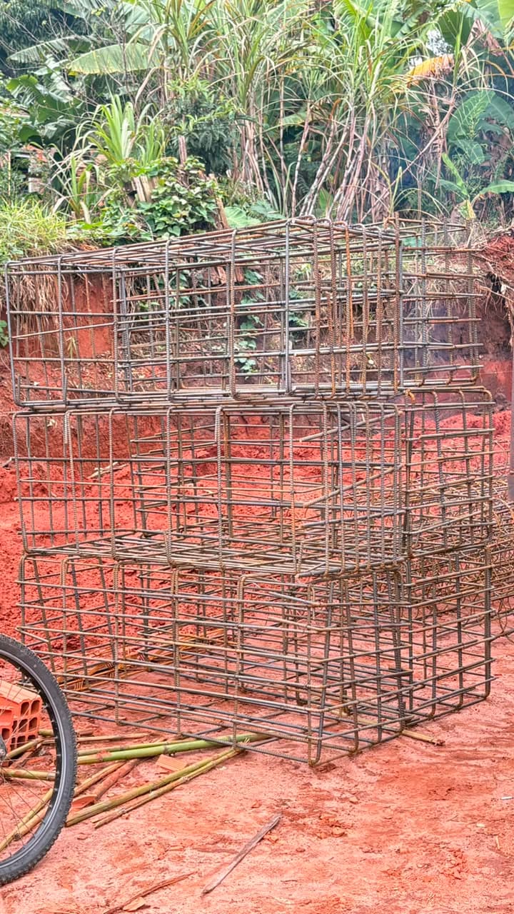 Ferragens armadas produzidas e empilhadas, prontas para entrega