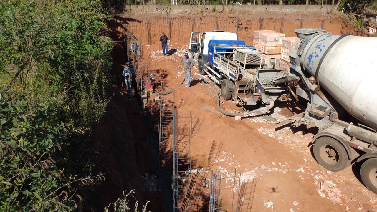 Concretagem de fundação com bomba de concreto e ferragens posicionadas
