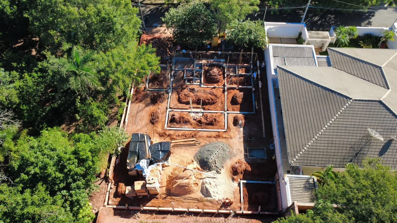 Vista aérea de fundação armada em execução para obra residencial